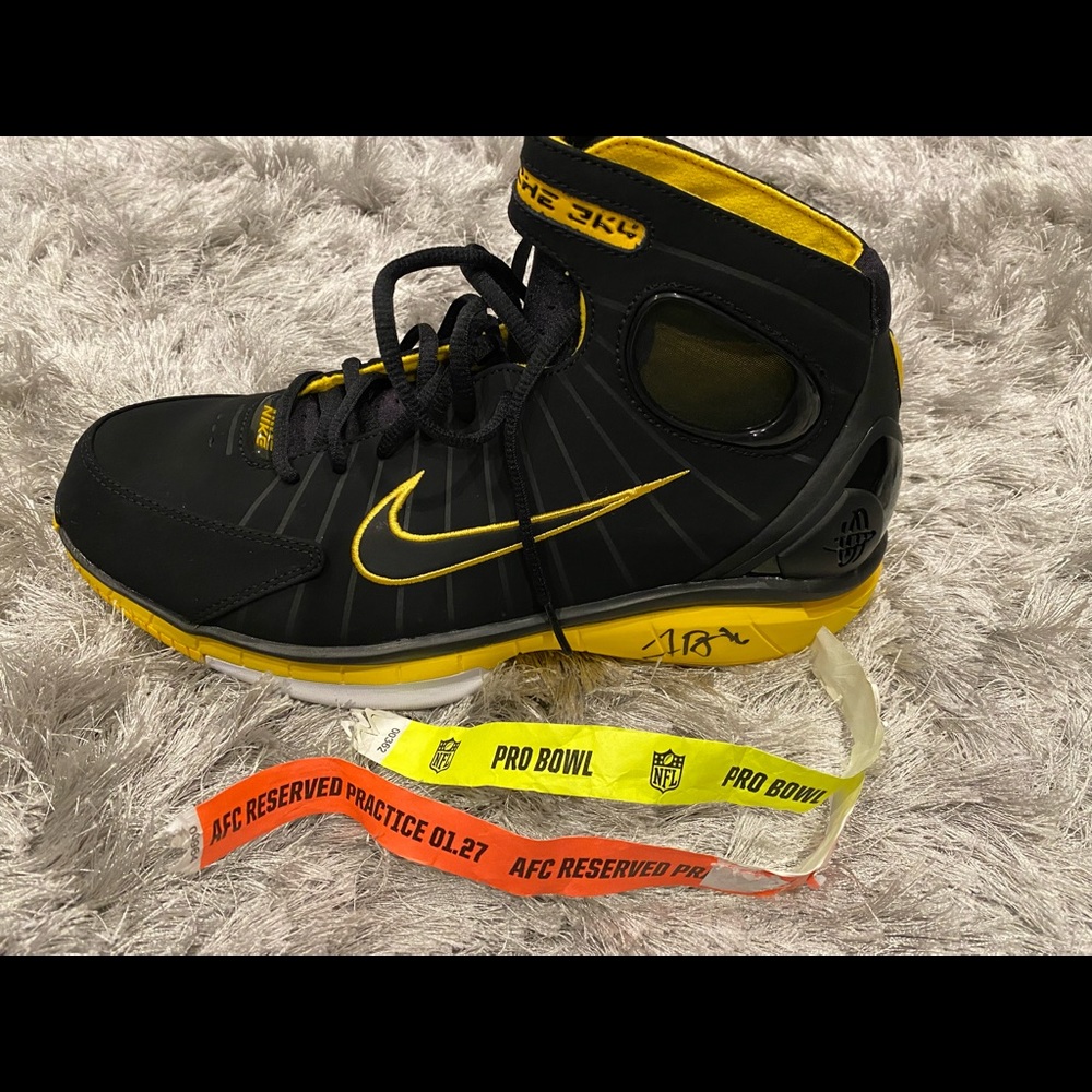 Autographed LeVeon Bell shoe